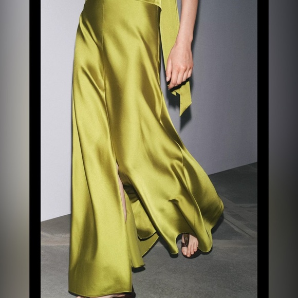🔥🔥Zara Satin midi skirt - Picture 2 of 4